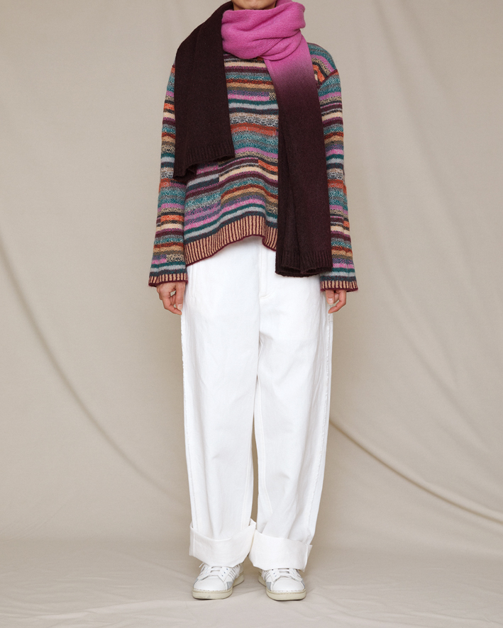 Pullover: SO302 Multi (Reversible), Trousers: GP1K White, Muffler: AU79 Pink*Wine