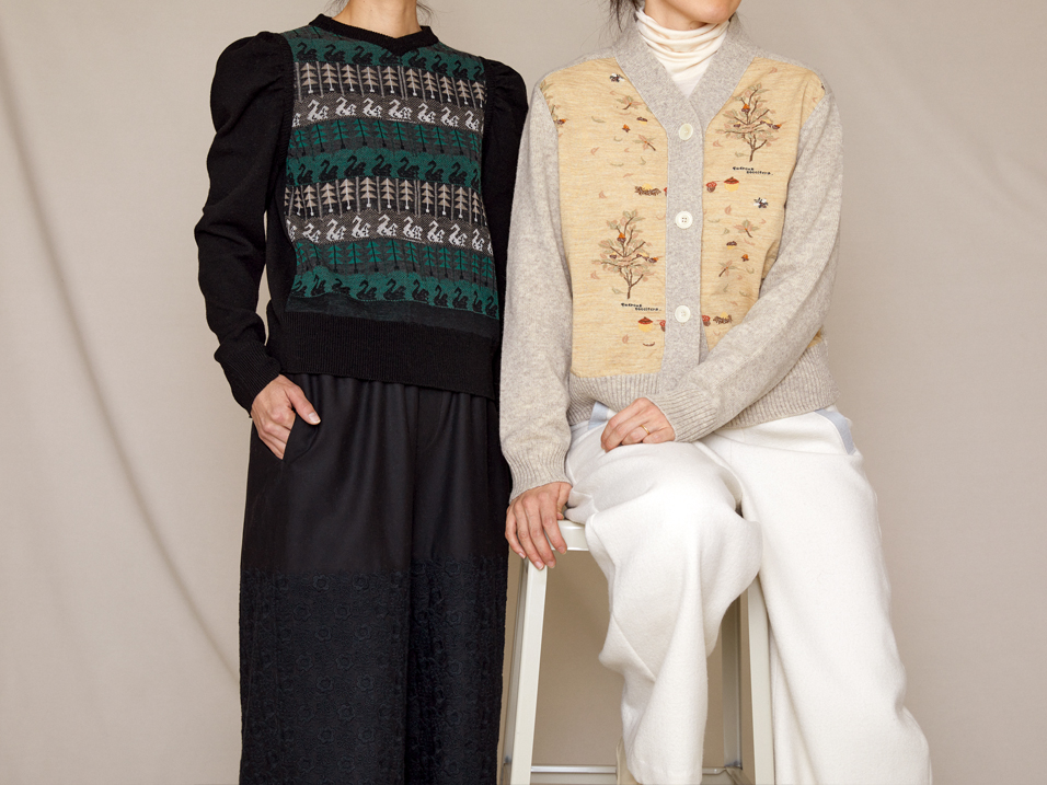 Left Pullover: NF159-810 Black*Black, Trousers: EP237 Black*Black, Right Cardigan: NF158-806 Beige*Beige, Inner: KNT210F Ivory, Trousers: WP182 Ivory