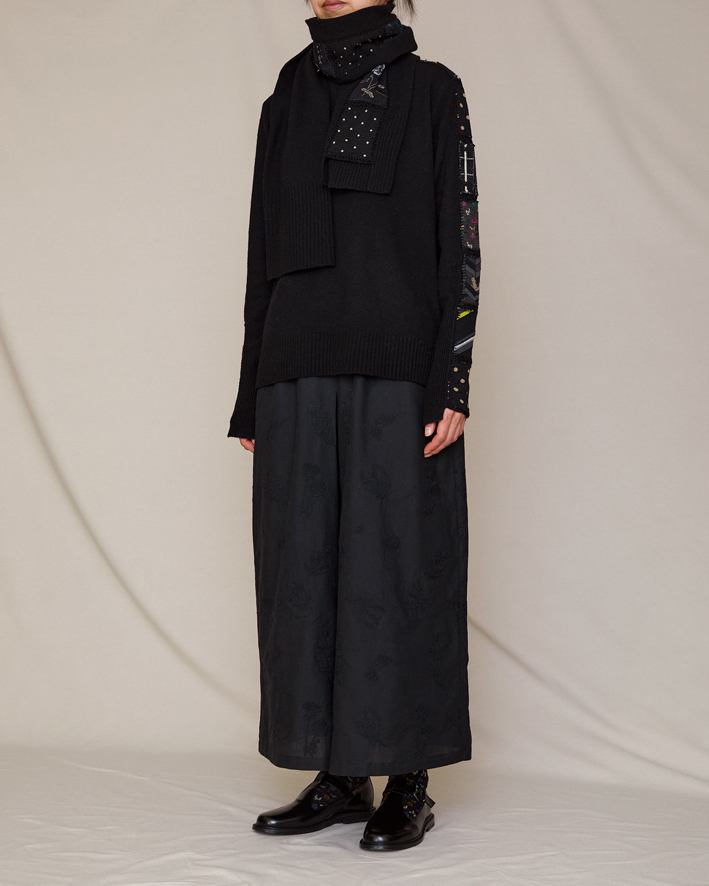 Pullover: FK157 Black, Culottes: DES17 Black, Muffler: FK159 Black, Socks: AM-737A Black