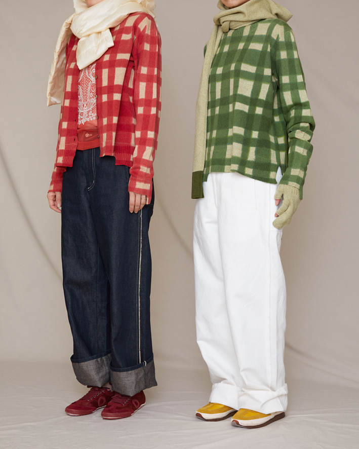 Left Cardigan: SO301 Orange, Inner: NF94Q-F53 Orange*Ivory, Trousers: GP1K Indigo, Muffler: VM 110 Ivory, Right Pullover: SO300 Green, Trousers: GP1K White, Muffler: AU78 Lime, Gloves: AU50D Lime