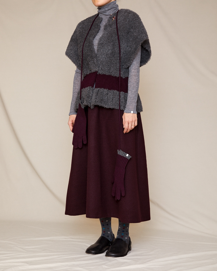Knit Vest: SO304 Grey, Pullover: FC437A Mix Grey, Skirt: WS181 Wine, Gloves, SO295 Wine, Socks: KT-177HS Mix Grey, Brooch: AC95-25A Wine*Pink, AC96S-25A Wine*Pink