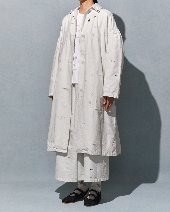 Coat: DEC24 Low White, T-shirt: KNT276 Light Grey, Culottes: DES21 Low White, Socks: AS-232 White, Brooches: AC96S-26P Black, Beige, AC95S-26P Black