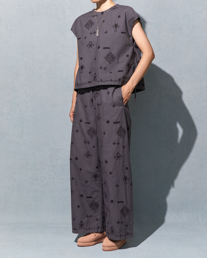 Tops: DET19 Charcoal, Trousers: DEP22 Charcoal, Necklace: AC146B Silver