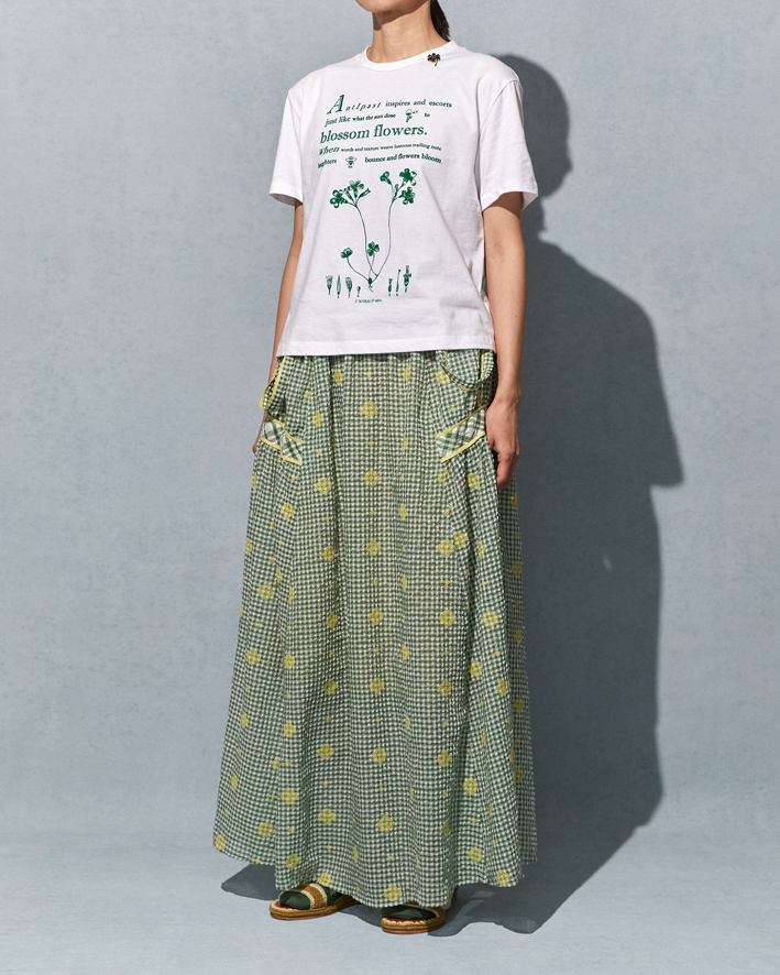T-shirt: KNT276 Green, Skirt: ES253 Green, Brooch: AC95-26P Green