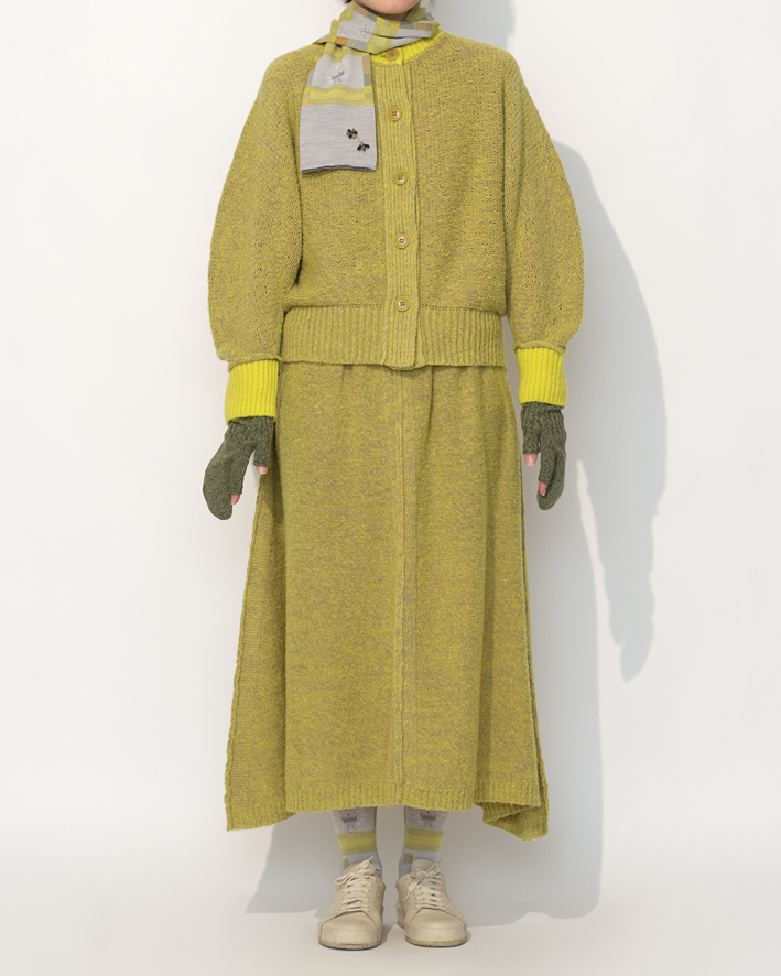 Cardigan: SO321 Yellow, Skirt: SO322 Yellow, Muffler: M46-824 Light Grey, Gloves: AU50E Green Mix, Brooch: AC95S-26A Blue, AC96S-26A Blue, Socks: AM-824 Light Grey