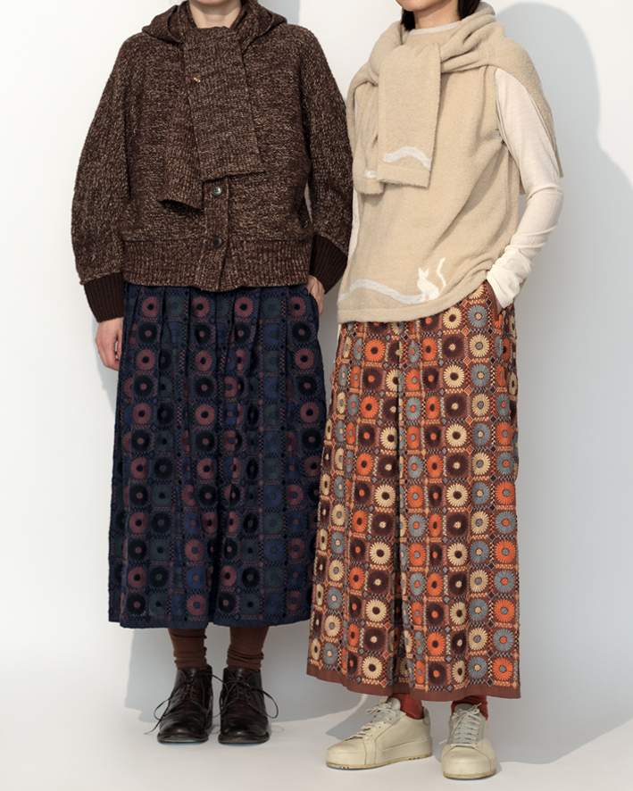Left Cardigan: SO321 Brown, Skirt: ES260 Green, Balaclava: SO323 Brown, Socks: ANP-132HS Brown, Brooch: AC96S-26A Brown, Right: Vest SO324 Beige Cardigan (on shoulders) SO325 Beige, Inner Tops: KNT210G Ivory, Trousers: EP261 Orange, Socks: ANP-91E Orange