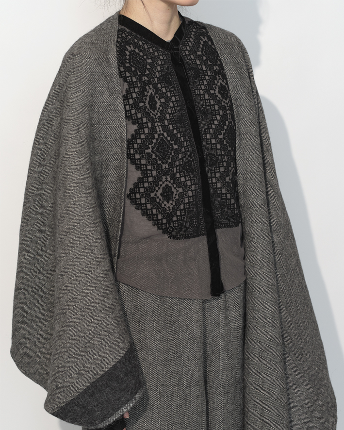 Stole: WM192 Grey, Cardigan: MT104J-F79 Grey*Black, Trousers: WP190 Grey, Gloves: AU50E Black