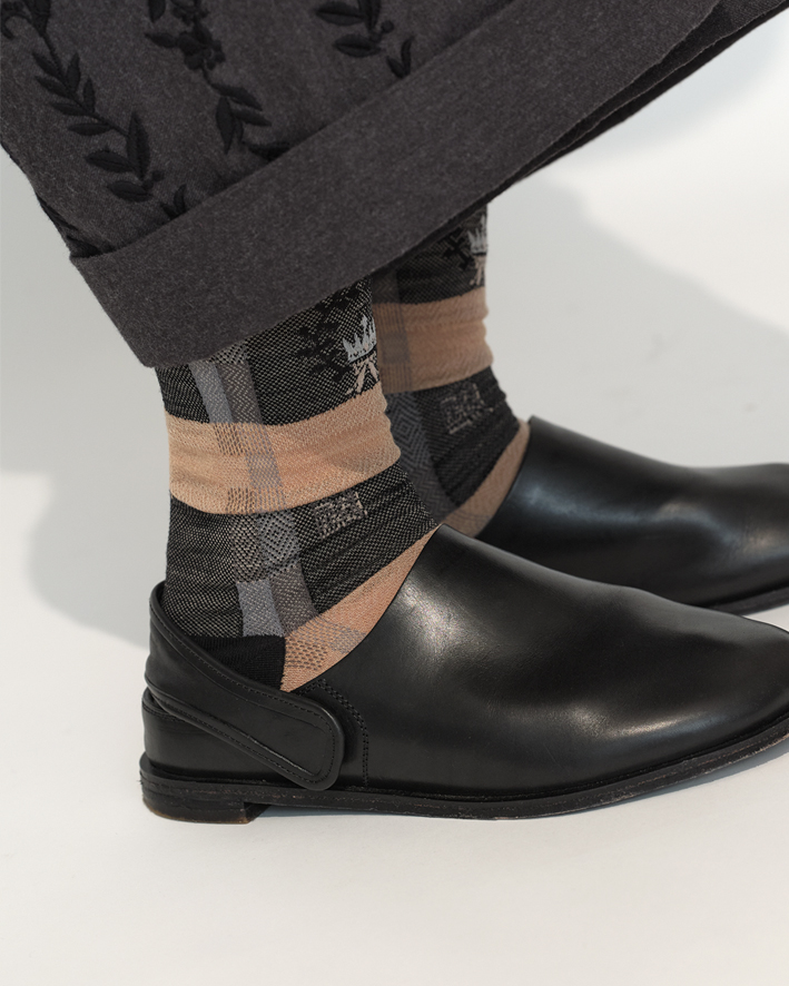 AM-824: Black