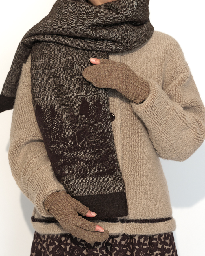 Muffler: WM191 Brown, Cardigan: SO318 Beige, Skirt: ES265 Brown, Gloves: AU50E Beige