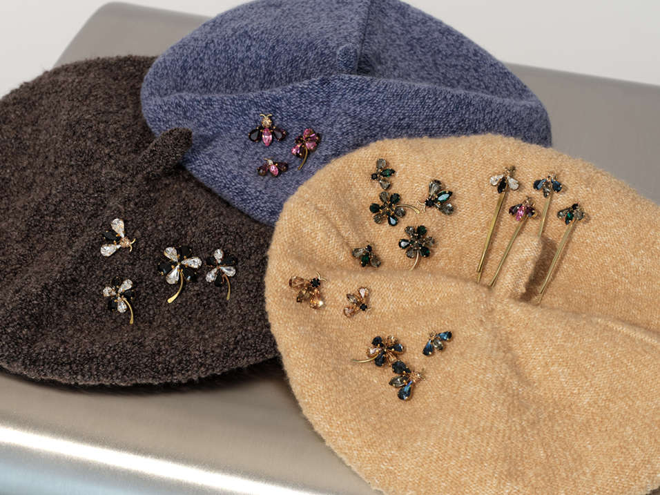 Baret: AU66 Brown Mix, Blue Mix, Beige, Accessories From left: AC96-26A Black, AC95S-26A Black, AC95-26A Black, Ac96-26A Pink, AC96S-26A Pink, AC95S-26A Pink, AC96-26A Brown, AS96S-26A Brown, AC95-26A Blue, AC96-26A Blue, AC96S-26A Blue, AC96S-26A Green, AC95S-26A Green, AC96-26A Green, AC110L Black, Pink, Blue, Green