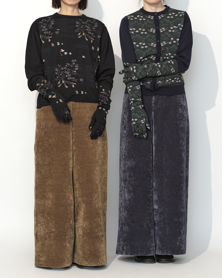 Left Cardigan: NF160-826 Black*Black, Trousers: WP194 Sepia, Gloves: NG1L-826 Black, Right Cardigan: NF104-825 Green*Navy, Trousers: WP194 Dark Blue, Gloves: NG1L-825 Green