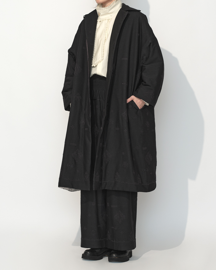 Coat: EC271 Black, Blouse: LB113 Ivory, Trousers: EP270 Black