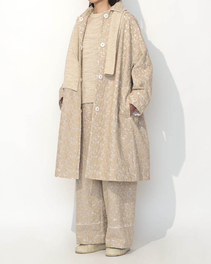 Coat: EC267 Ivory, Pullover: SO320 Beige, Trousers: EP266 Ivory, Balaclava: SO323 Beige