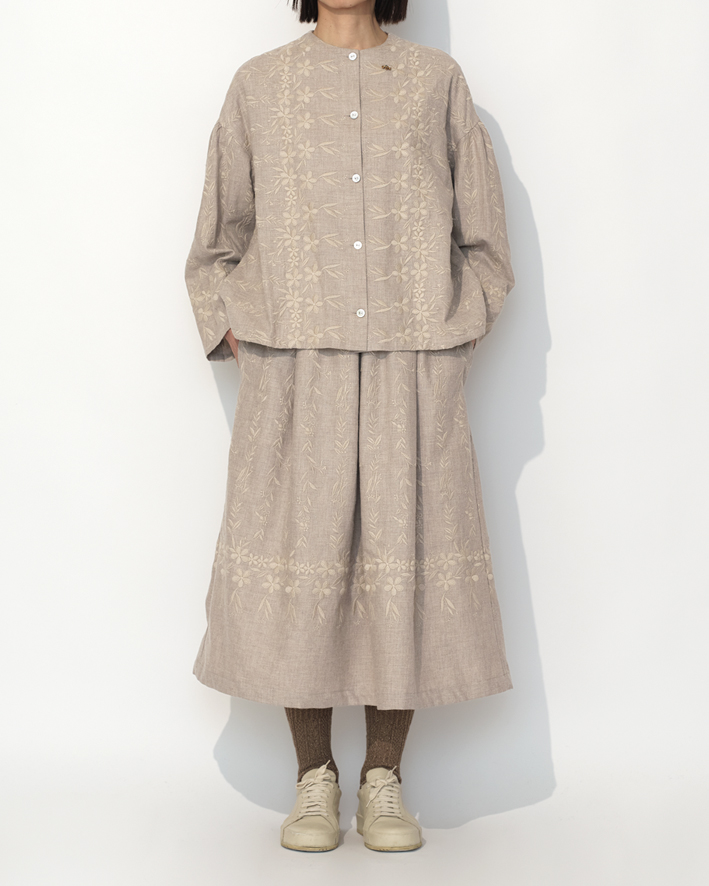 Blouse: EB272 Ivory, Skirt: ES273 Ivory, Socks: HA-27 Brown