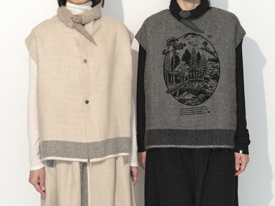Left Vest: WV188 Ivory, Inner Tops: FC437B White, Skirt: WS189 Ivory, Muffler: KU61B Beige, Right Vest: WV188 Grey, Inner Tops: FC436B Black, Skirt: SO322 Black, Muffler: KU61B Black